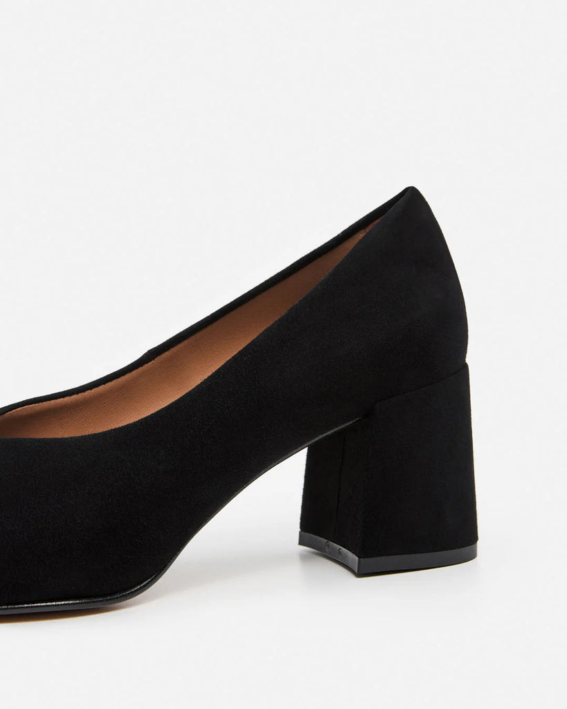 Flattered - Angela Heel -